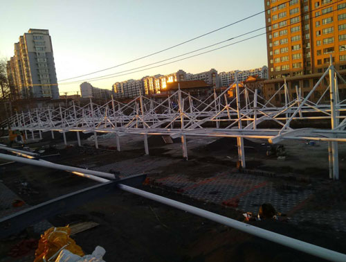 長春張拉膜優(yōu)先搭建支撐結(jié)構(gòu)，創(chuàng)新提升施工效率與安全性